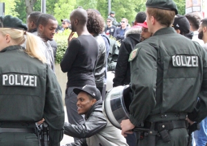 Polizei und antifaschistische Demonstranten.