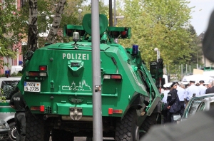 Sehr stabil aussehendes Fahrzeug, Aufschrift: »Polizei Köln«.