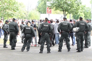 Polizei kontrolliert Demonstranten.