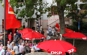 Festplatz mit roten Fahnen und roten Schirmen.