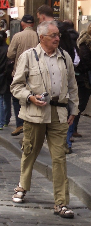 Gerd Humbach mit umgehängter Kamera in Prag.
