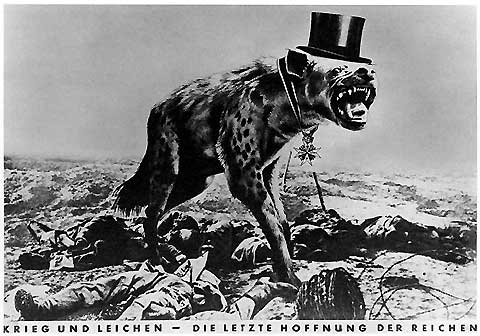 Fotomontage: Tote auf dem Schlachtfeld, Hyäne mit Zylinder. Bildunterschrift: »Krieg und Leichen – die letzte Hoffnung der Reichen«