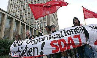 SDAJ-Aktion mit roten Fahnen und Transparent: Nazi-Organisationen verbieten!